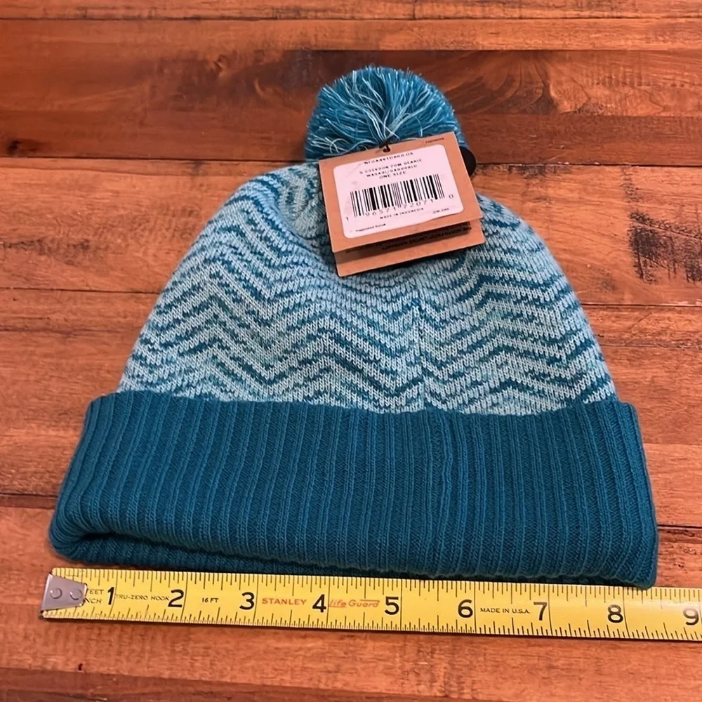 The North Face Kids snow hat, turquoise color, fleece lined. NWTS